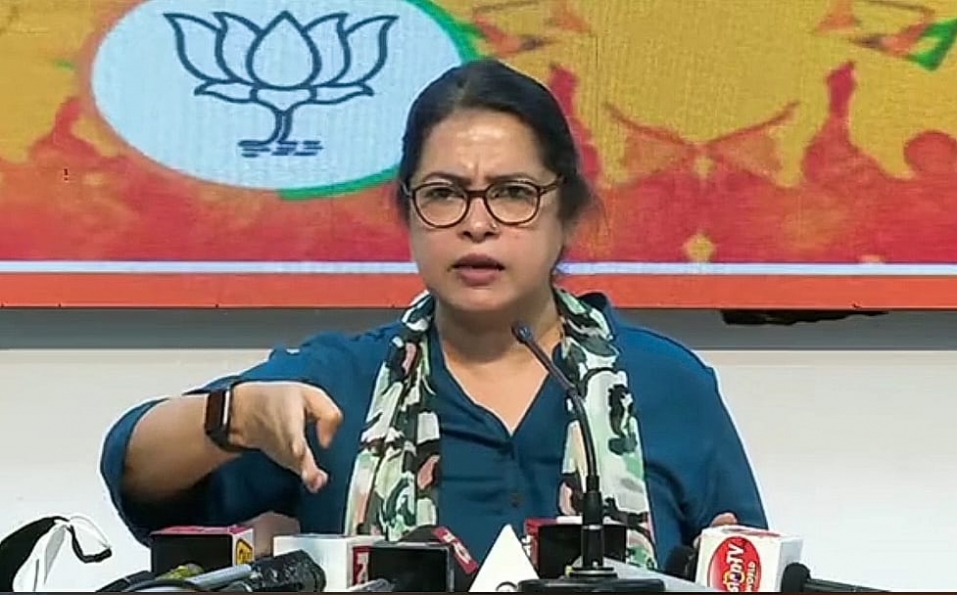जब देश कोरोना की लड़ाई में जुटा था तब केजरीवाल युवाओं को शराब पिलाने में जुटे थे-मीनाक्षी लेखी